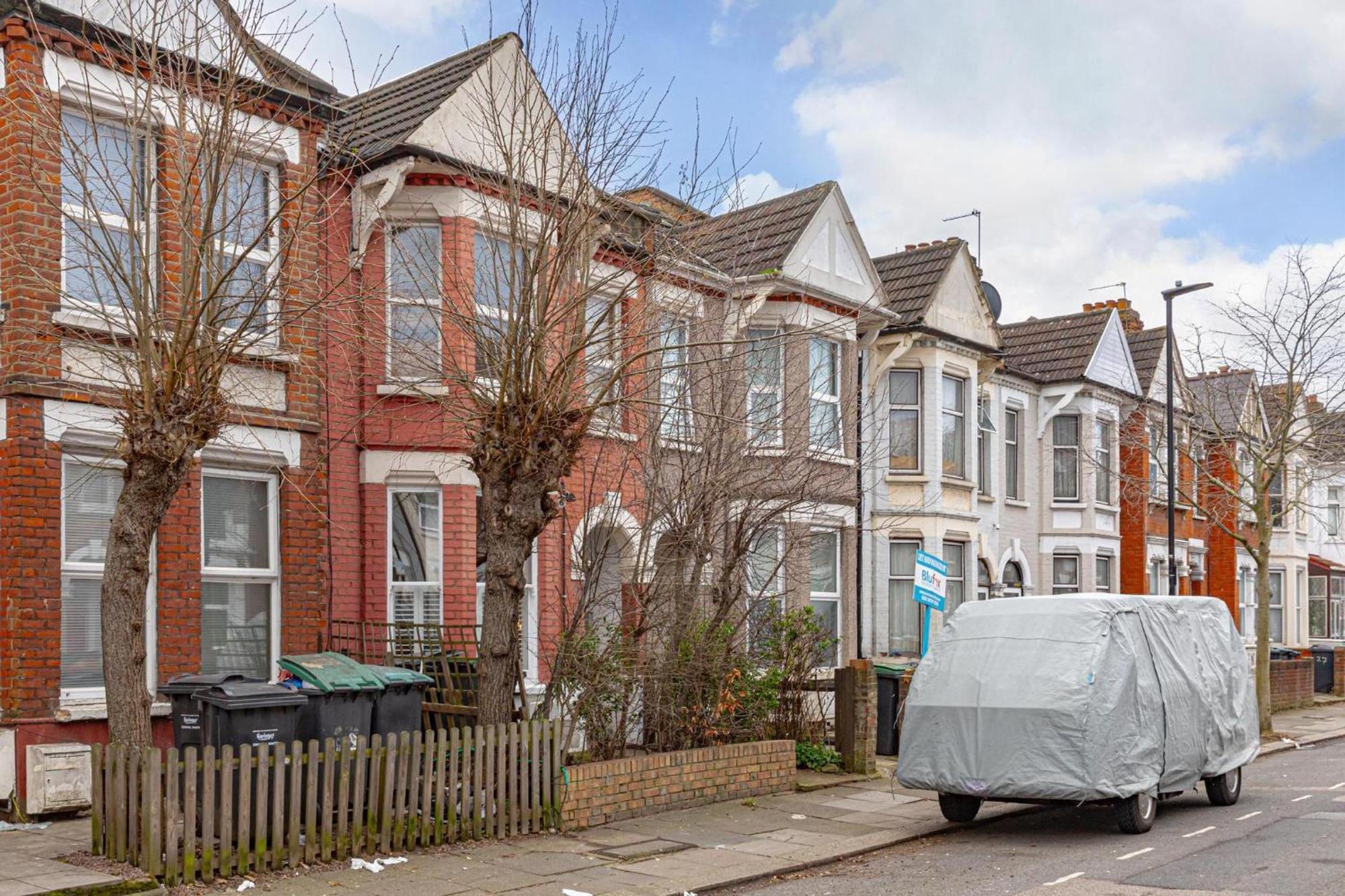 Apartment Garden Flat. Tottenham Hale. 20mins2central London